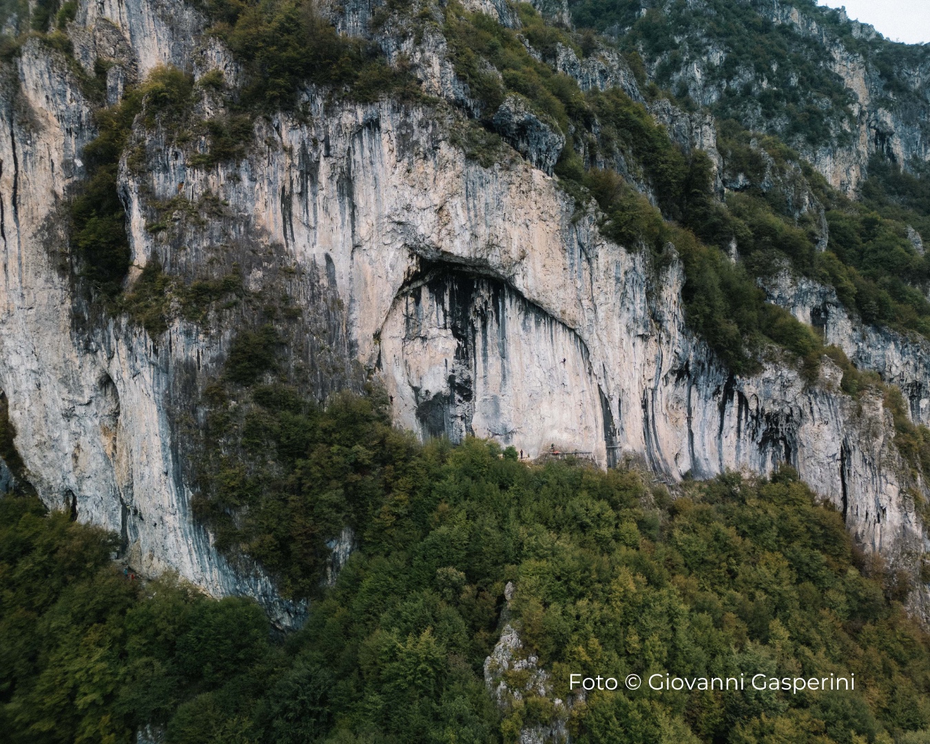 Falesia di Arco di Pietra nella Valle dell’Opol