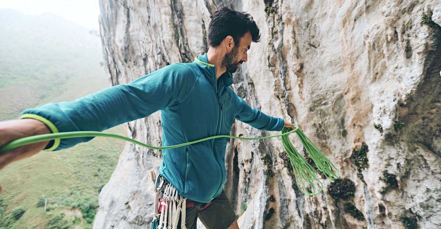 Climber che usa attrezzatura tecnica su una falesia di calcare
