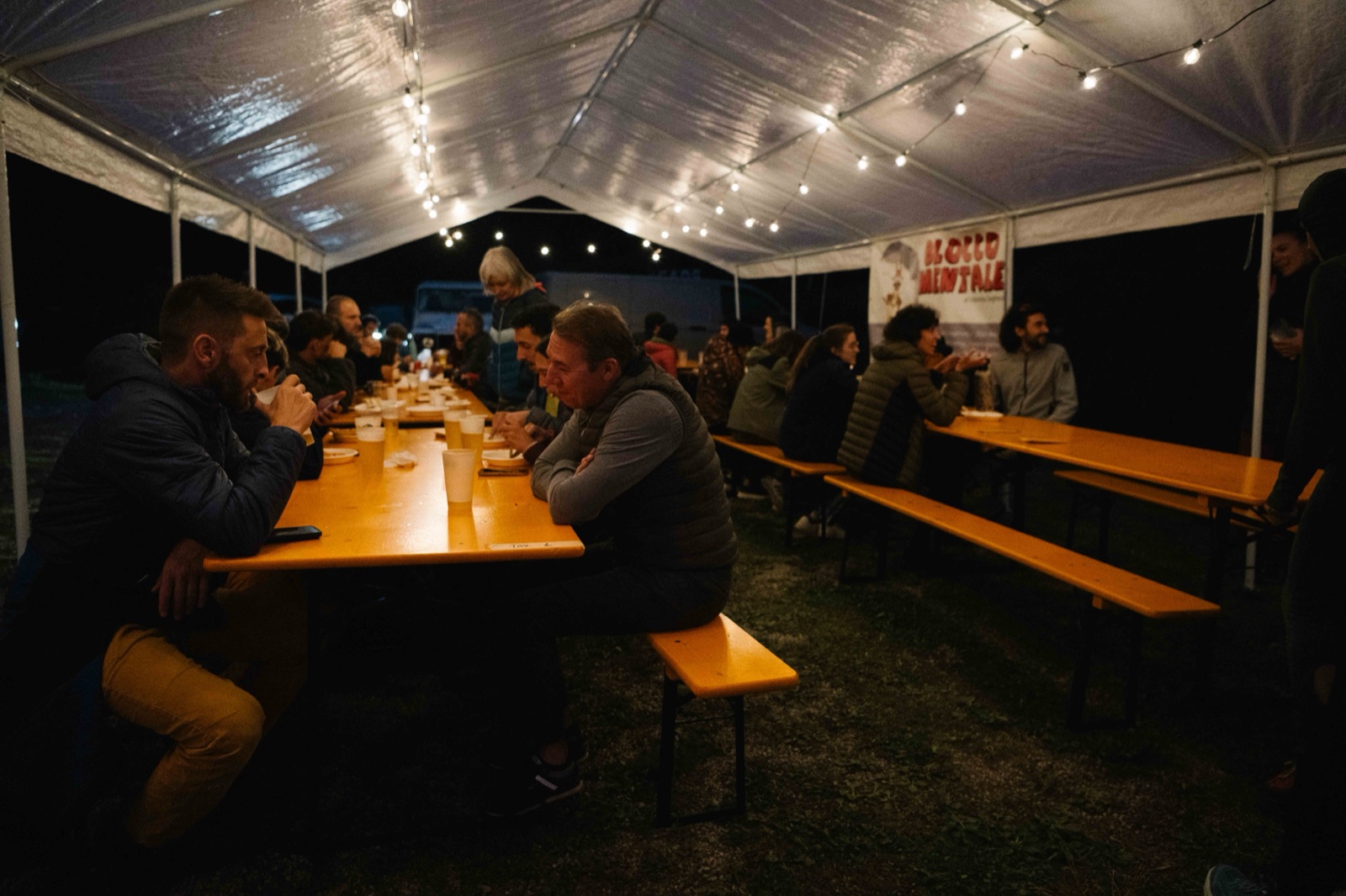 Partecipanti riuniti nell'area gastronomica del festival