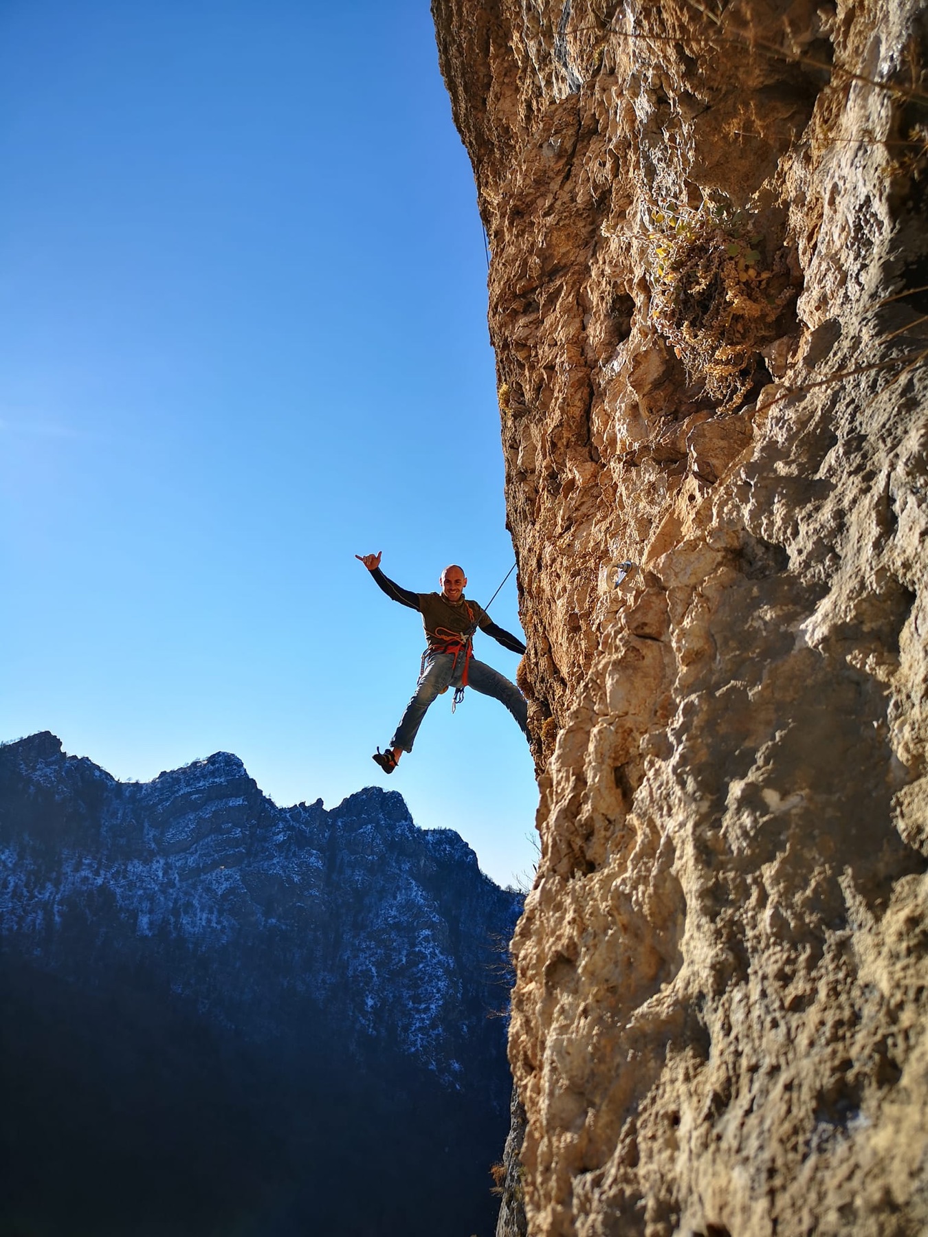 Climber su una falesia di calcare durante un'attività outdoor