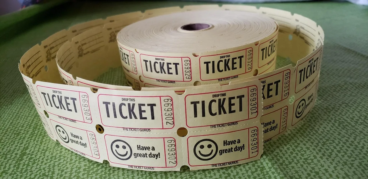 Un rotolo di biglietti numerati per la lotteria