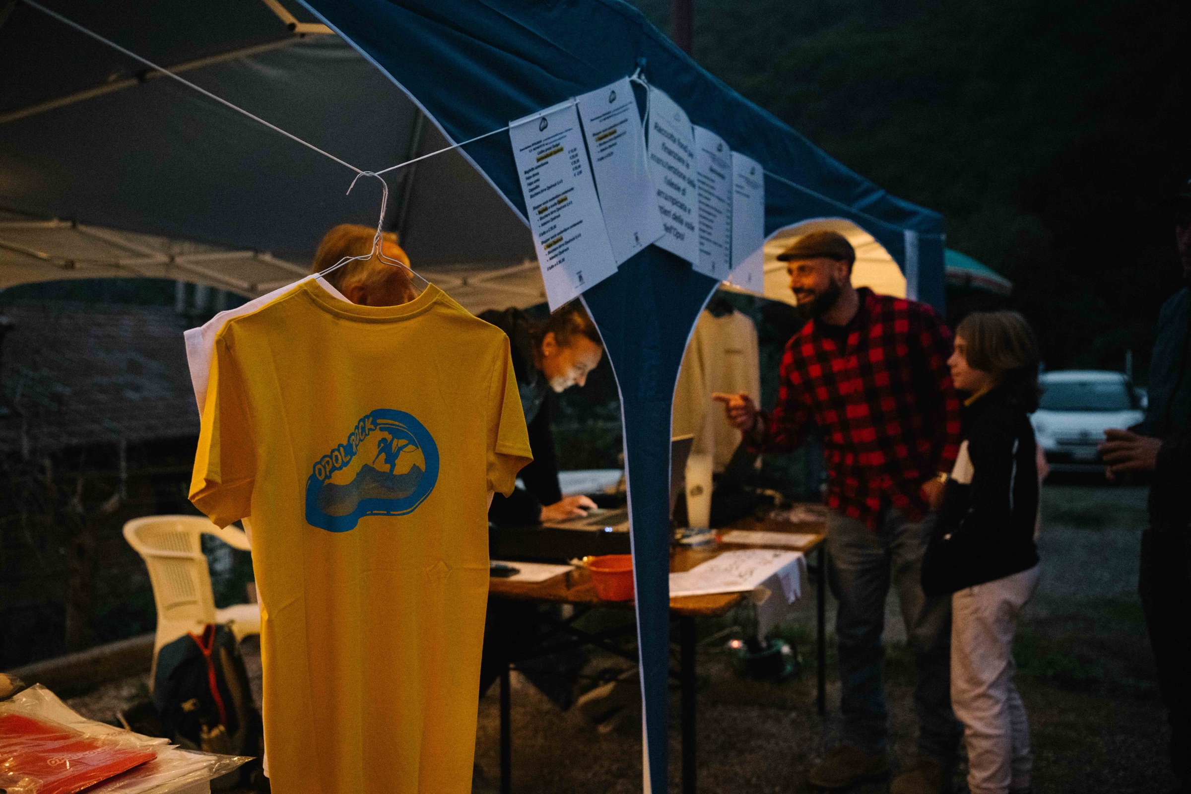Accoglienza dei partecipanti all'Opolrock Climbing Festival presso la segreteria del festival.