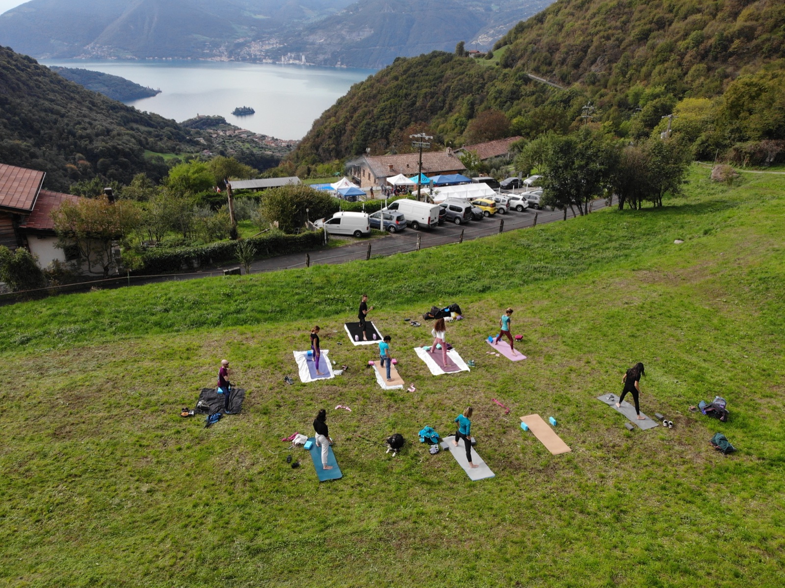 Sessioni di yoga e Pilates all'aperto nella Valle dell'Opol con vista sul Lago d'Iseo